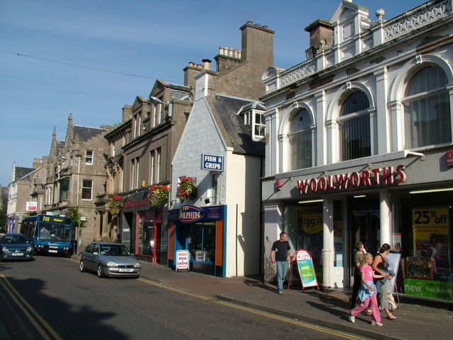 Footfall in Britain's High Street Improves as Pubs, Restaurants Reopen