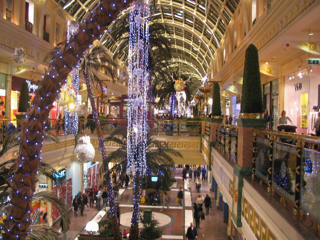 UK Retail Footfall Decline Eases in December Despite Restrictions