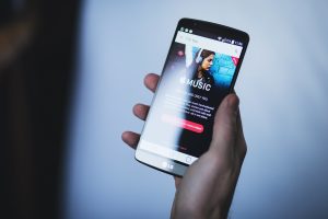 Apple stock dive after EU Commission fine over music streaming