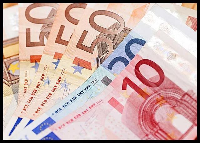 Euro Falls Amid Risk Aversion