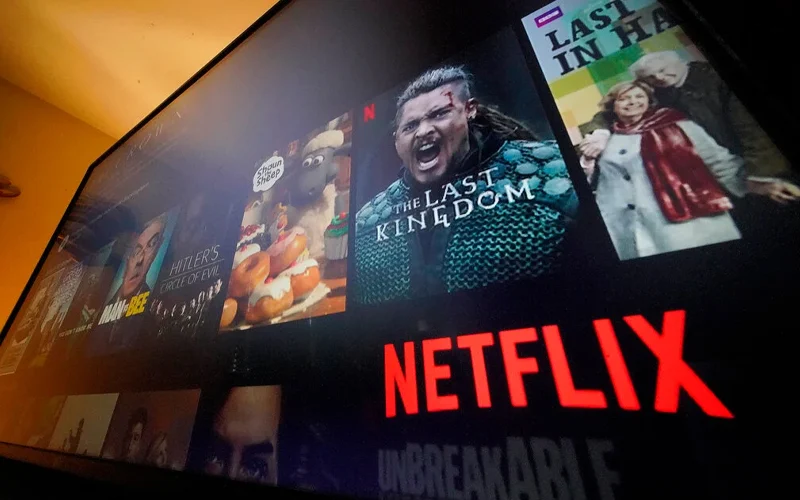 Netflix’s forecast flops, and the stock gets whacked