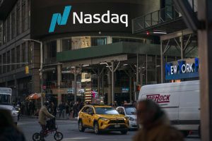 Wall Street Ends Week in the Red as Investors Turn Defensive