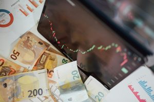 SNB Cuts, BOE Splits: European Markets Slide Amid Uncertainty